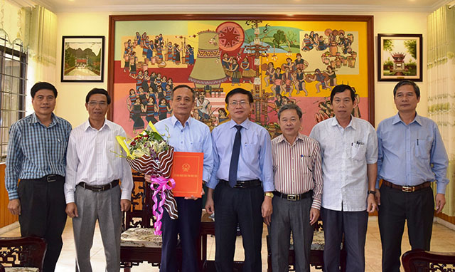 Trao Quyết định nghỉ hưu cho Phó Giám đốc Sở Xây dựng Lưu Xuân Hoài