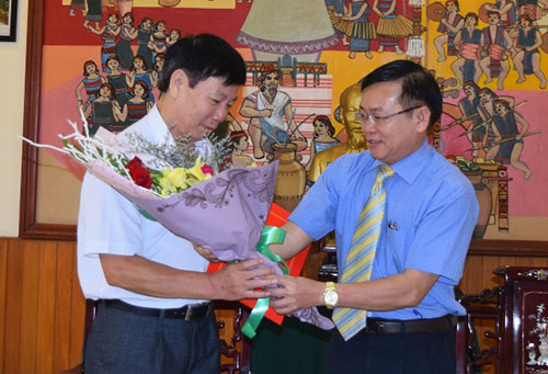 Trao quyết định nghỉ hưu cho Phó Giám đốc Sở Xây dựng Nguyễn Văn Bách