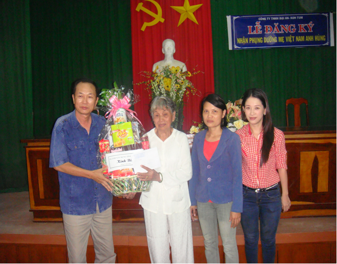 Ngành xây dựng tỉnh Kon Tum nhận phụng dưỡng Bà mẹ Việt Nam Anh hùng tại thị xã An Nhơn, Bình Định